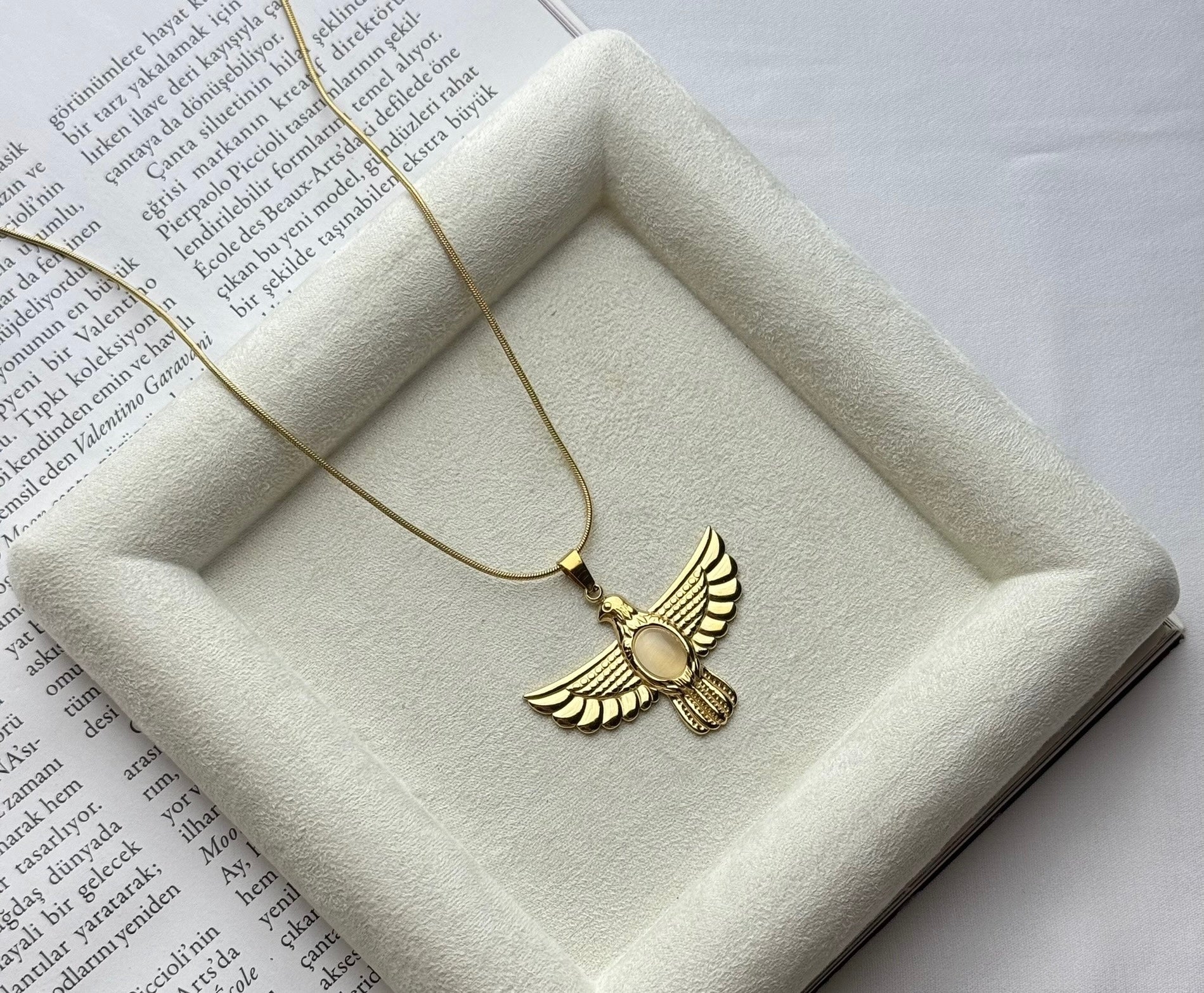 ᴇᴀɢʟᴇ ɴᴇᴄᴋʟᴀᴄᴇ