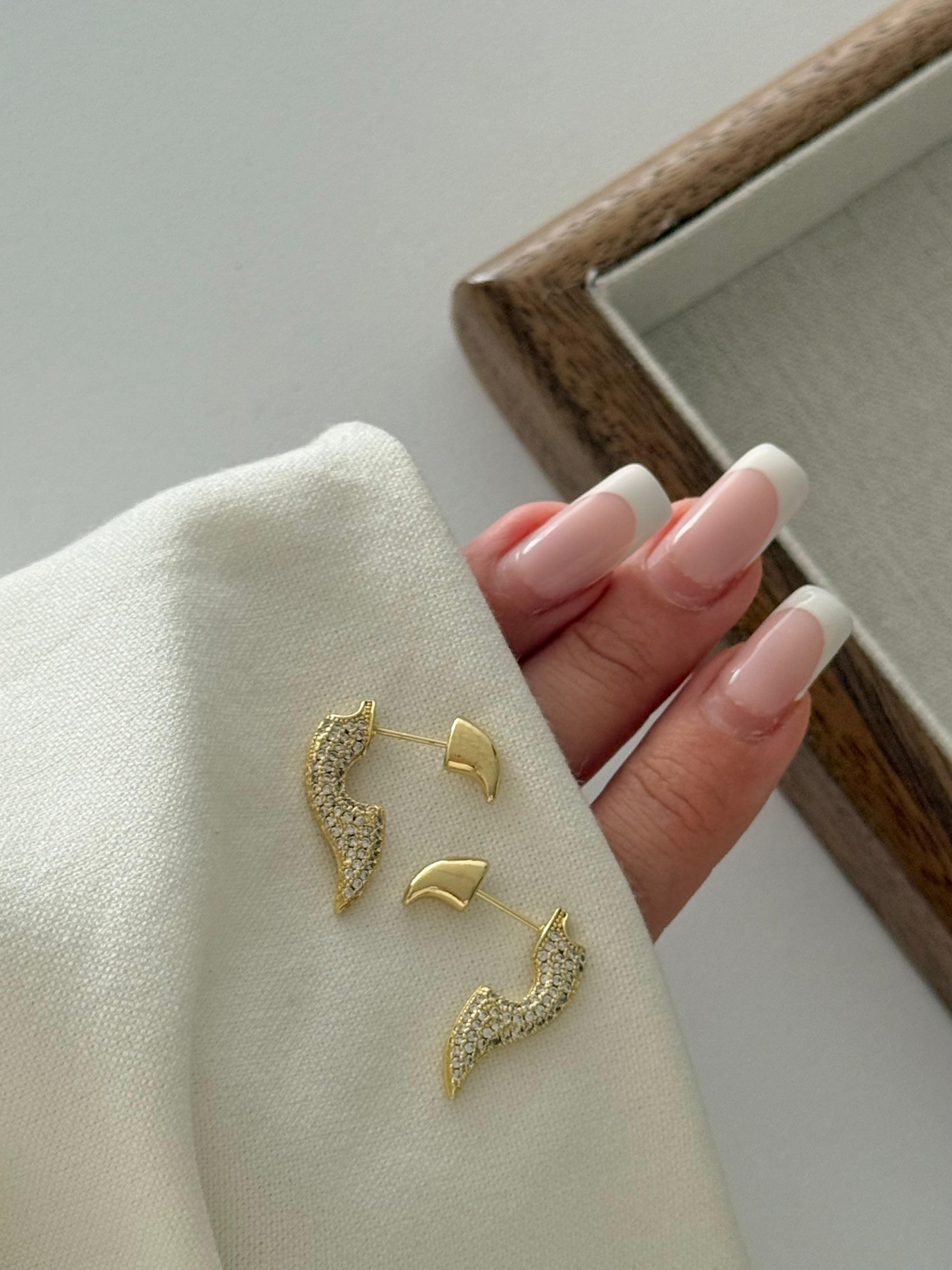 ᴇʟᴇɢᴀɴᴛ ᴅᴇꜱɪɢɴᴇʀ ᴇᴀʀʀɪɴɢꜱ ᴡɪᴛʜ ꜱᴛᴏɴᴇꜱ